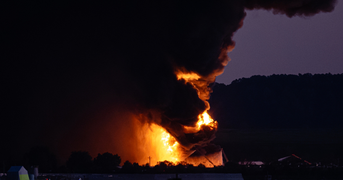 Máy bay chở hàng rơi tại Mỹ, đám cháy khổng lồ bốc lên