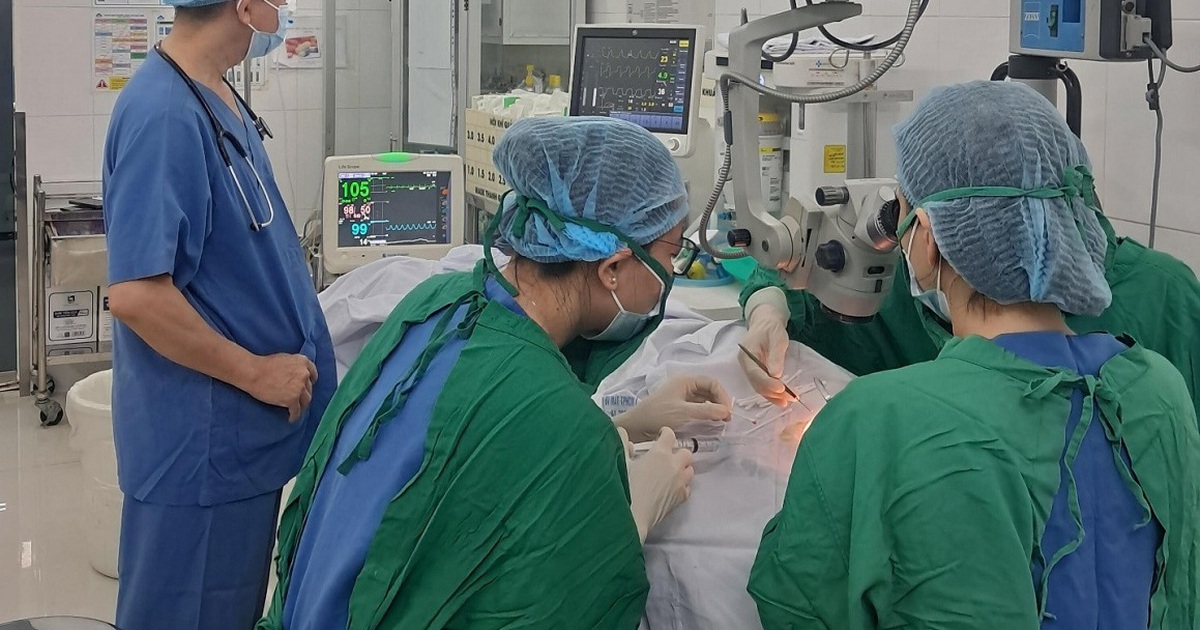 Đi c&acirc;u c&aacute; với bạn, b&eacute; trai bị lưỡi c&acirc;u m&oacute;c v&agrave;o mắt, nguy cơ m&ugrave; mắt