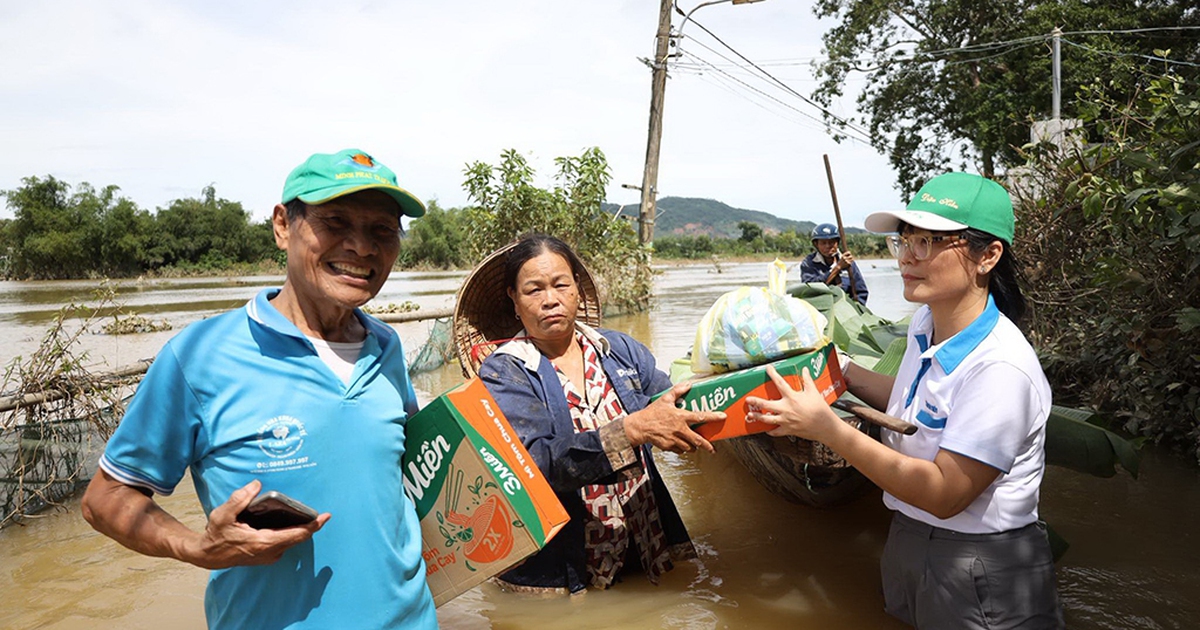 Lội nước mang yêu thương về vùng lũ