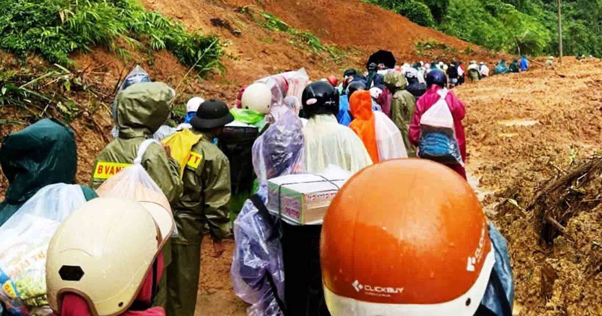 Cõng hàng băng rừng để cứu người dân vùng bị cô lập