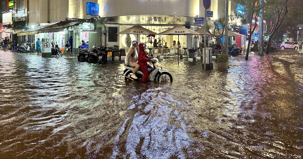 Mưa lớn tối 4.11: Nhiều tuyến đường ở trung t&acirc;m TP.HCM m&ecirc;nh m&ocirc;ng nước