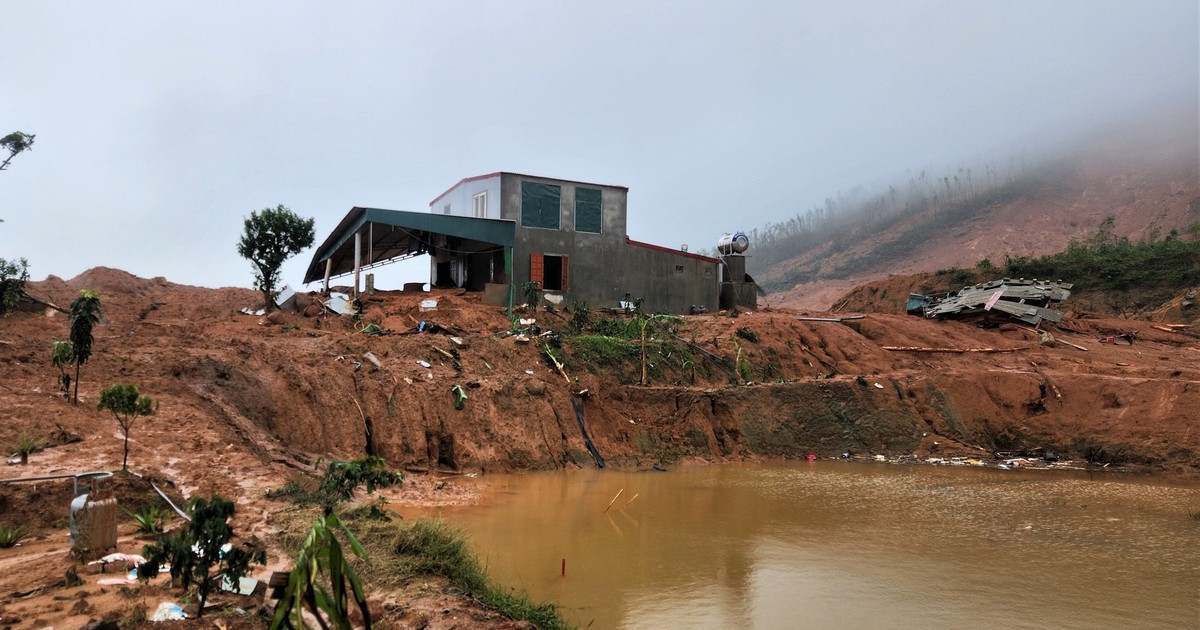 Hiện trường núi Rú Rác sạt lở, đất đá trôi xuống như "thác" ở Hà Tĩnh