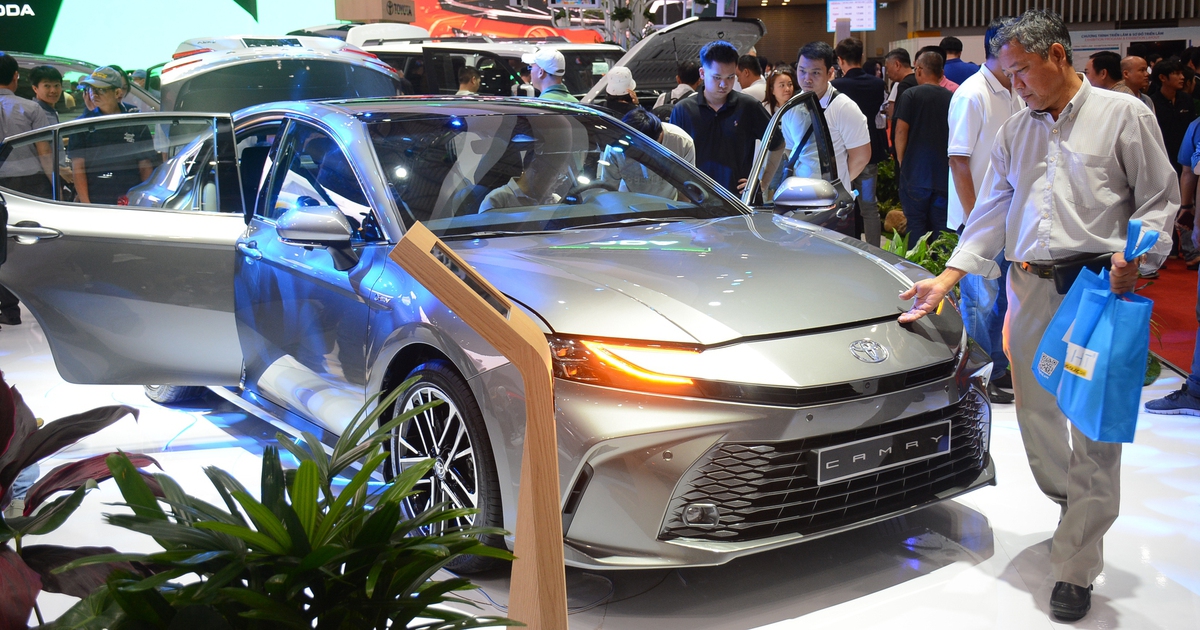 Sedan 'xịn' nhất của Toyota tăng gấp đôi ưu đãi, giảm giá hơn 150 triệu đồng