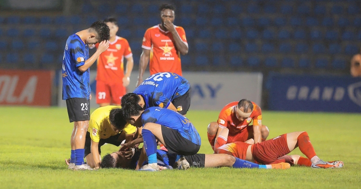 Trọng tài ngăn trung vệ cao 1,96 m của HAGL cắn lưỡi: Hành động anh hùng