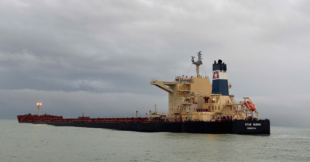 Khẩn trương xử lý tàu chở 175.000 tấn quặng sắt mắc cạn ở Dung Quất trước bão