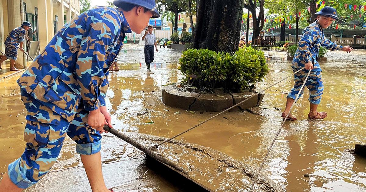 Nghỉ học k&eacute;o d&agrave;i v&igrave; b&atilde;o lũ, học b&ugrave; ra sao?