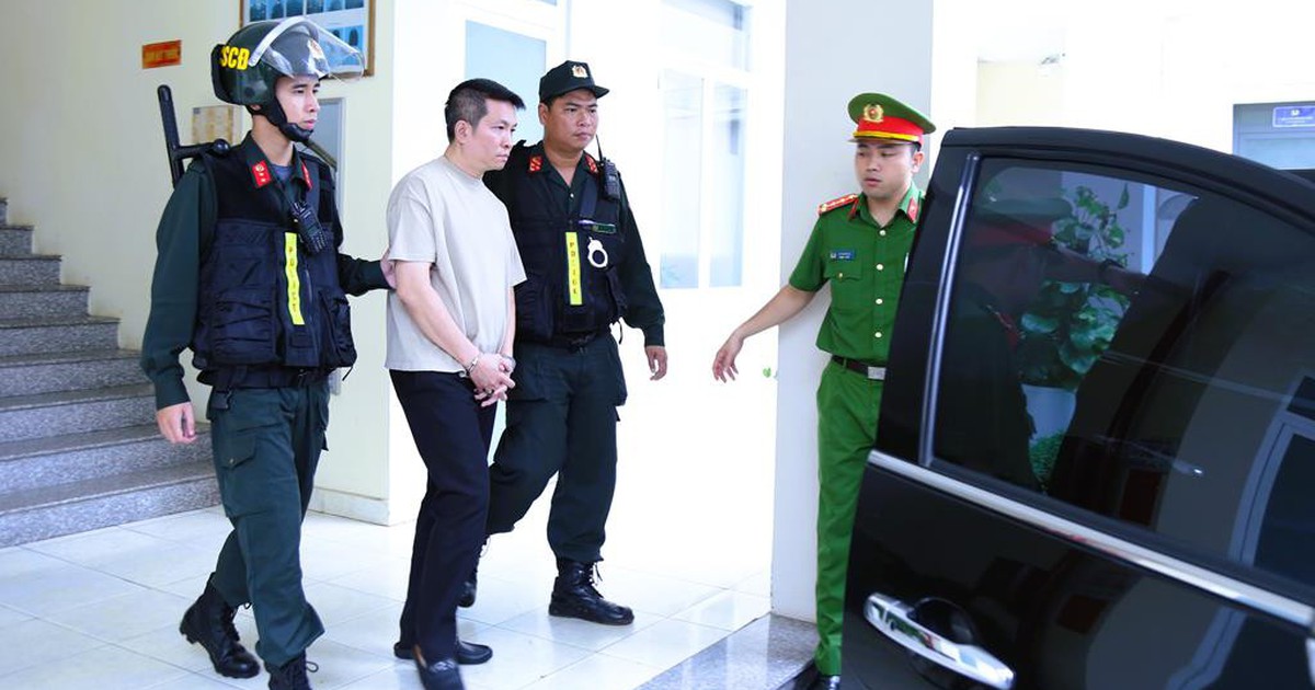 Lực lượng công an dẫn giải bị can Nguyễn Quốc Vũ.