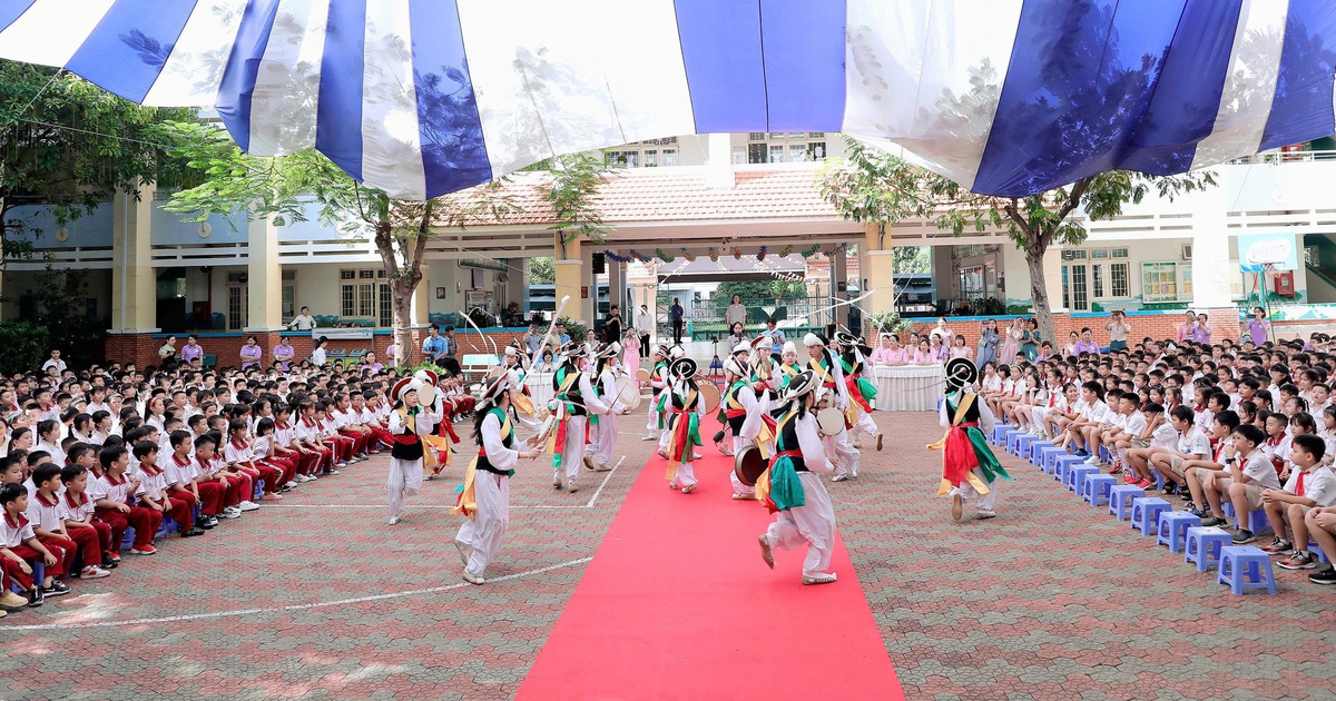 Độc đ&aacute;o n&ocirc;ng nhạc H&agrave;n Quốc ở trường học TP.HCM