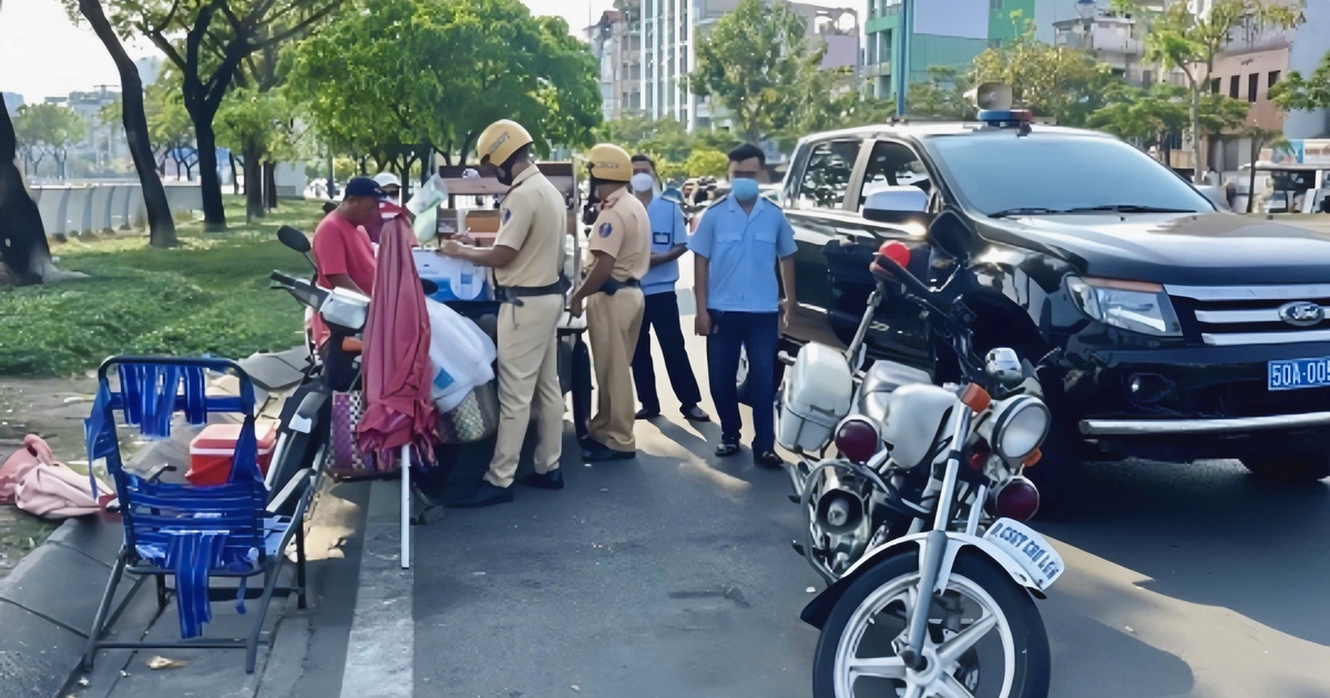 CSGT TP.HCM ra qu&acirc;n mạnh tay xử l&yacute; lấn chiếm vỉa h&egrave;, l&ograve;ng đường