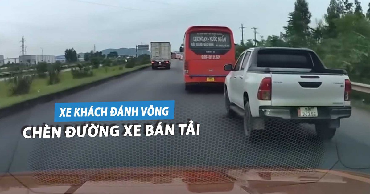 Xe khách lạng lách, đánh võng chèn đường xe bán tải trên quốc lộ
