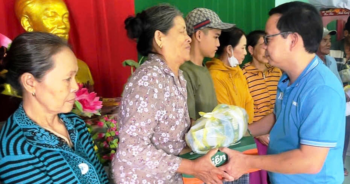 Mang quà cứu trợ về với bà con vùng cát trắng