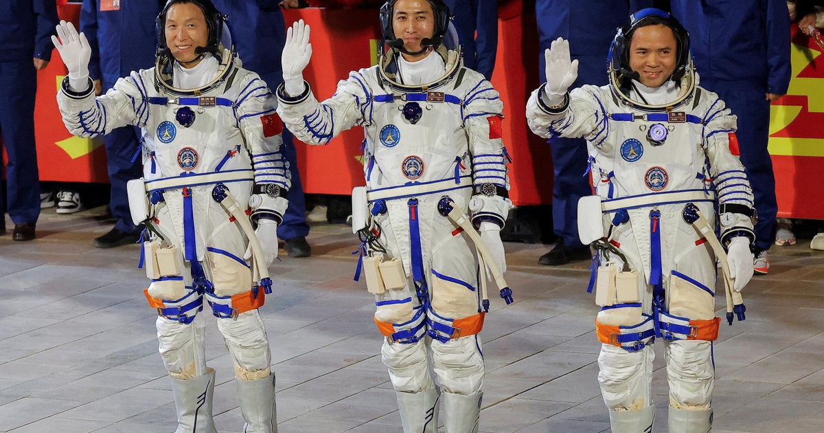 Nghi va chạm r&aacute;c vũ trụ, Trung Quốc ho&atilde;n đưa phi h&agrave;nh gia Thần Ch&acirc;u 20 trở về