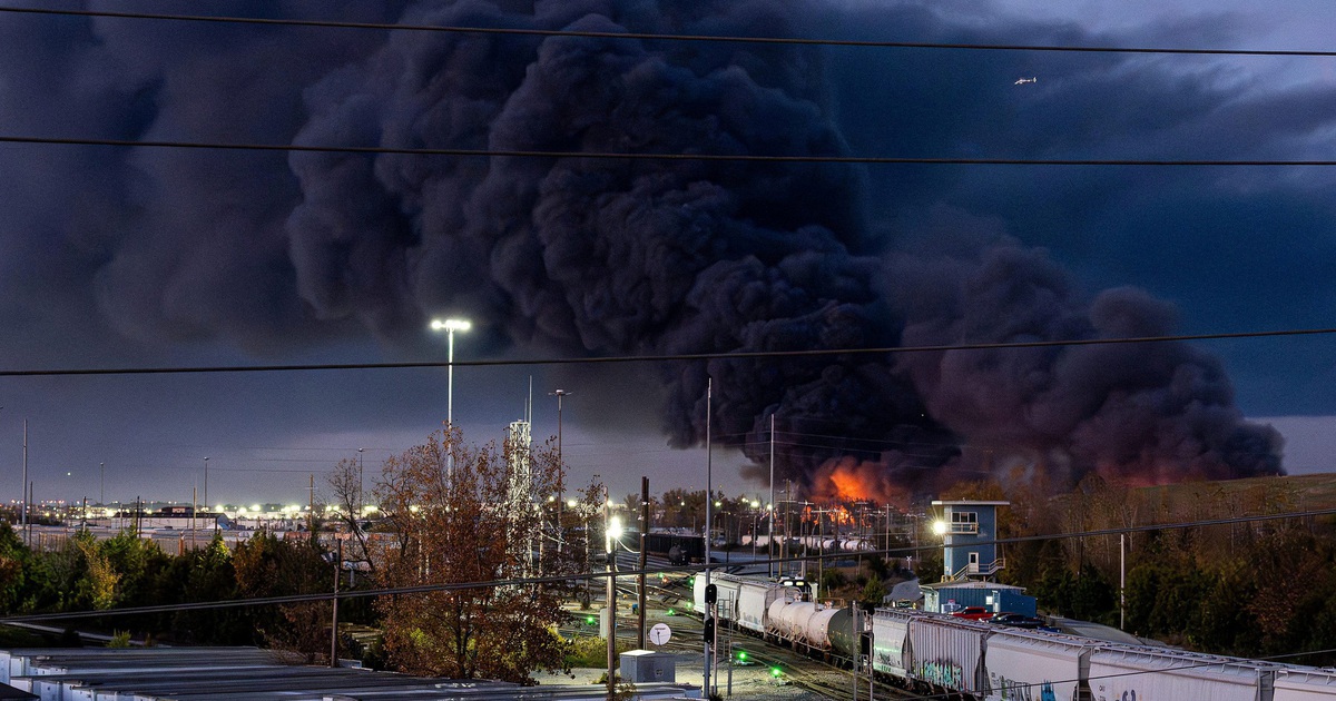 Máy bay bị rơi động cơ trên không, ít nhất 11 người thiệt mạng