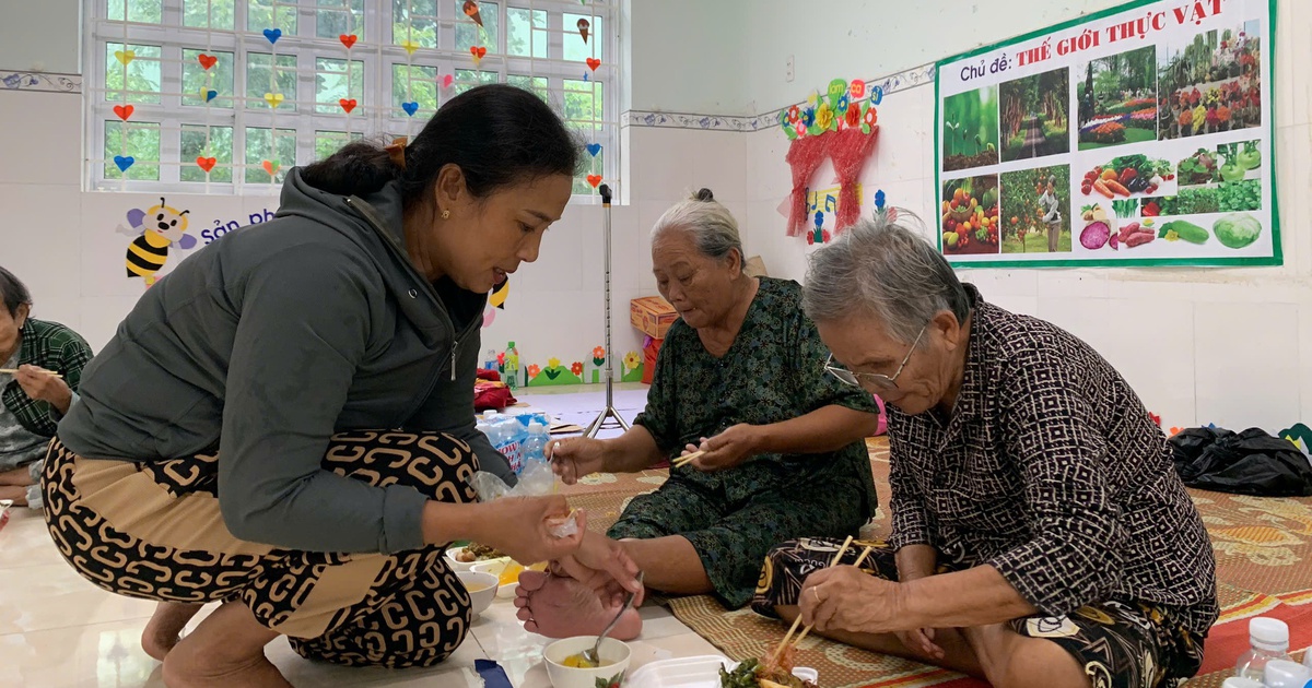 Sơ t&aacute;n trước giờ b&atilde;o Kalmaegi đổ bộ: Chuyện ấm l&ograve;ng của người miền biển