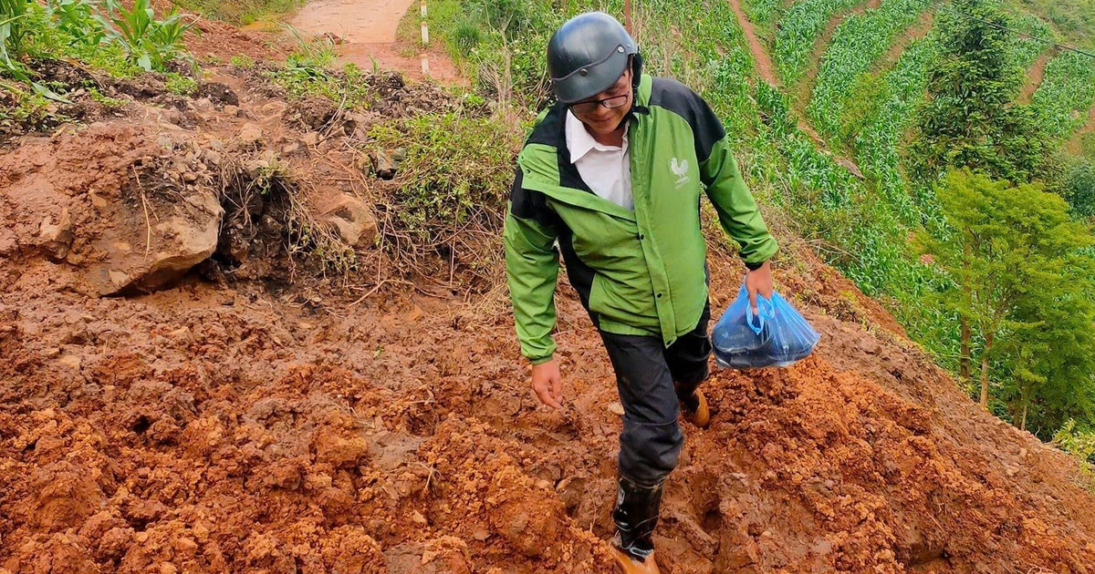Thầy giáo vượt đường rừng sạt lở giữ học trò ở lại lớp học