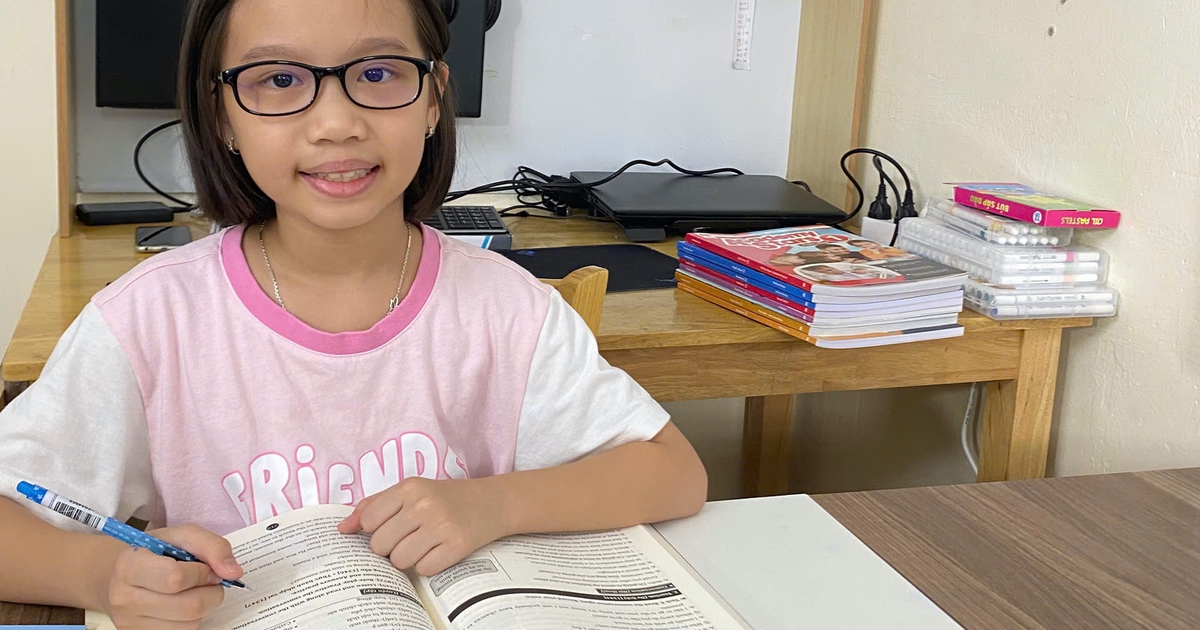 Chị 9 tuổi dạy tiếng Anh cho em trai: Hành trình đáng yêu của cô giáo nhí