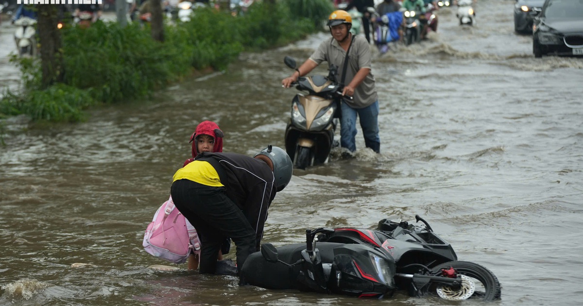 Thời tiết TP.HCM h&ocirc;m nay 6.11: Triều cường biến đường th&agrave;nh s&ocirc;ng, c&oacute; người ng&atilde; s&otilde;ng so&agrave;i