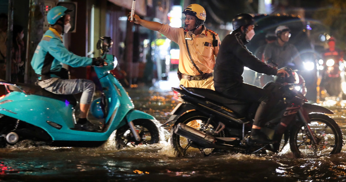 Triều cường ở TP.HCM vượt lịch sử: CSGT cảnh b&aacute;o khẩn, người d&acirc;n cần lưu &yacute;