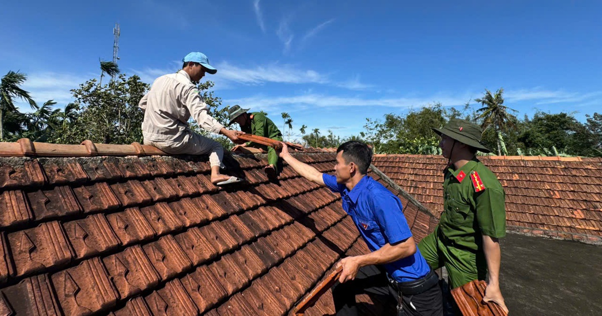 Nhà cửa ngổn ngang sau lốc xoáy, người dân Quảng Ngãi rưng rưng: 'Nếu không có các chú...'