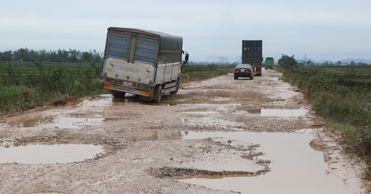 &Aacute;m ảnh con đường lầy hơn ruộng ở Nghệ An