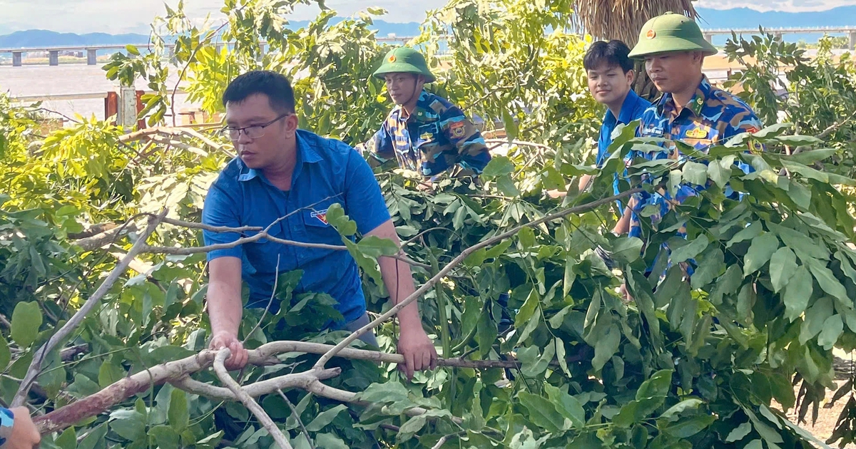 Thanh niên dậy sớm, giúp dân dọn bão Kalmaegi