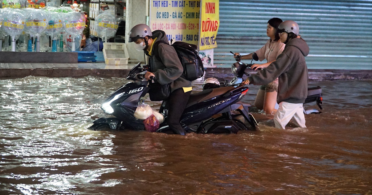 Hơn 4 giờ 'sống' c&ugrave;ng triều cường vượt lịch sử tr&ecirc;n đường Phạm Hữu Lầu, TP.HCM