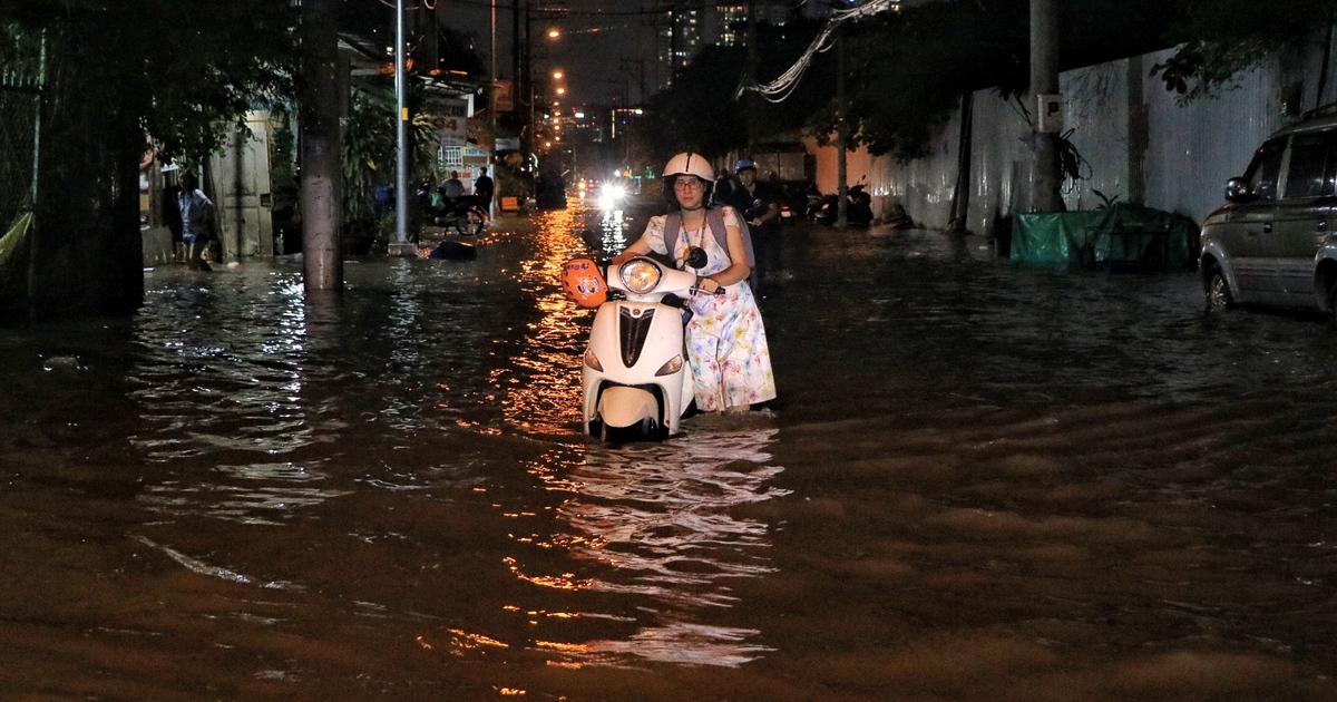 Triều cường ở TP.HCM dâng cao trong đêm: Đường Trần Xuân Soạn 'thành sông', mênh mông nước