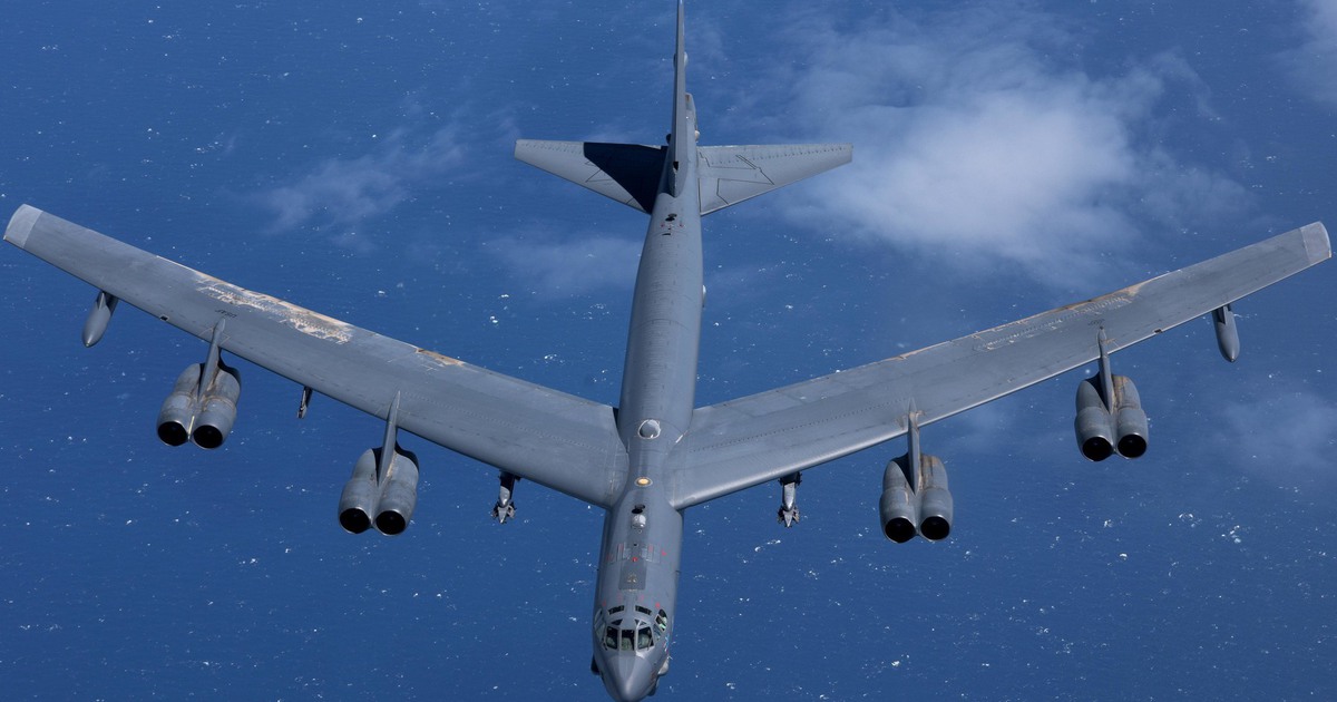 Mỹ điều 2 máy bay ném bom B-52 bay sát Venezuela