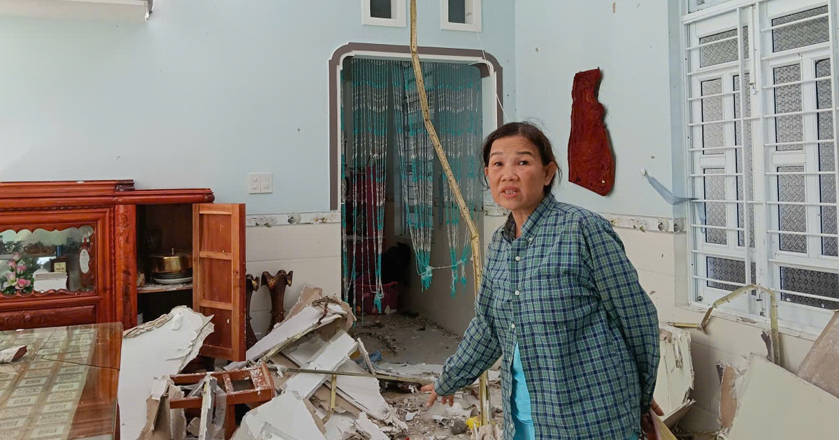 Nh&agrave; tốc m&aacute;i, 7 người co ro trong nh&agrave; vệ sinh suốt đ&ecirc;m giữa b&atilde;o Kalmaegi