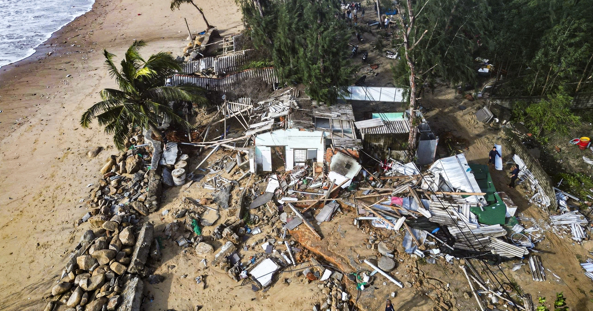 Nước mắt làng biển Quảng Ngãi sau bão Kalmaegi: Thất thần nhìn căn nhà trơ khung