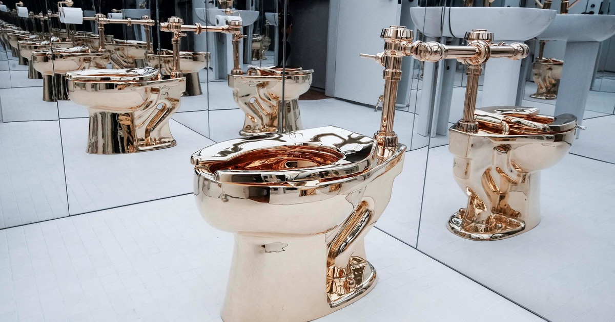 Lộ diện chủ nhân chiếc bồn cầu vàng nặng hơn 101 kg sắp được đấu giá?