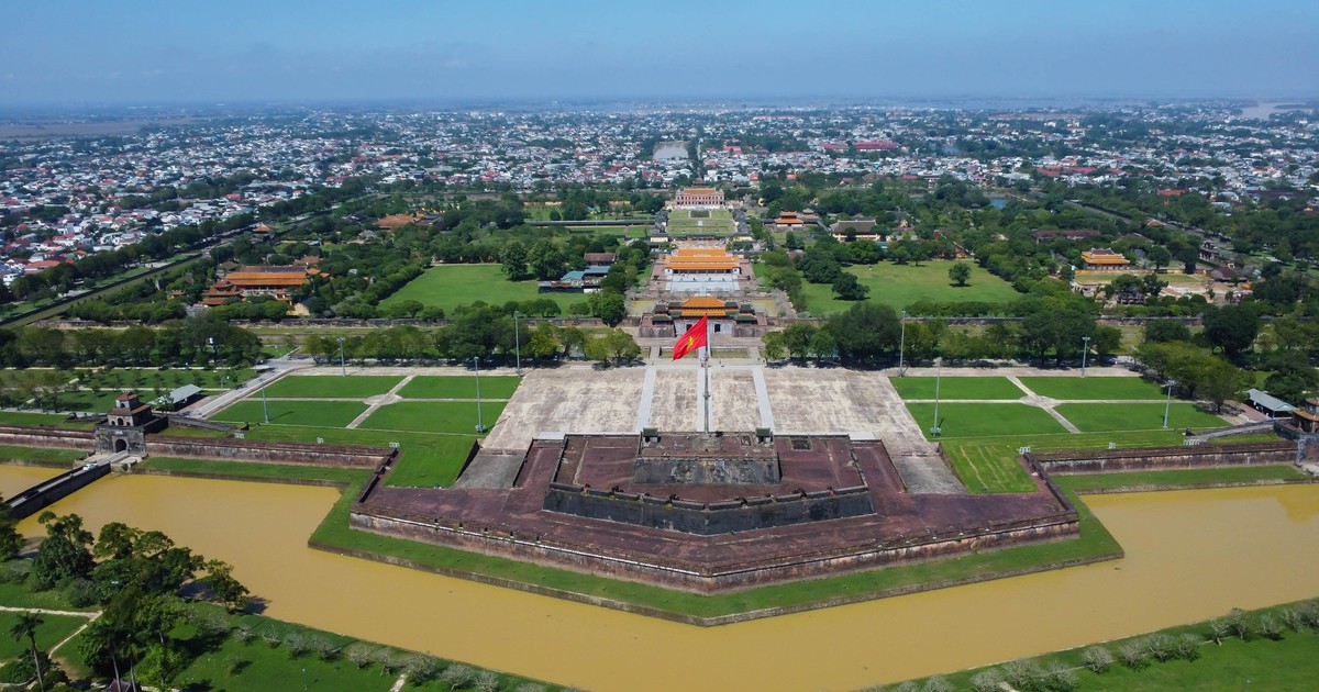 Huế h&ocirc;m nay sau lũ lịch sử: 'L&acirc;u rồi mới thấy nắng ấm thế n&agrave;y'