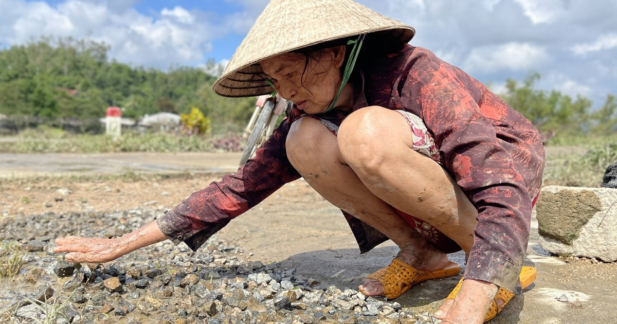 Rốn lũ Đắk Lắk sau bão dữ: Cả làng oằn mình dọn rác, khôi phục cuộc sống