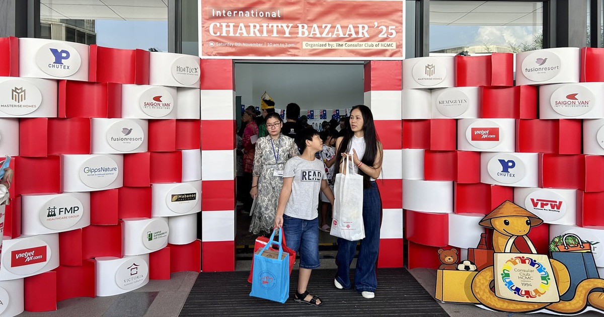 Tưng bừng Hội chợ Từ thiện Quốc tế 2025 ở TP.HCM