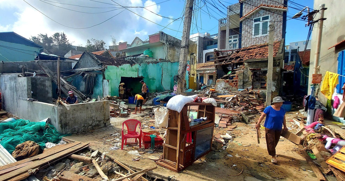 Cảnh hoang tàn, đổ nát ở làng chài Nhơn Lý, Gia Lai. Ảnh: Đức Nhật