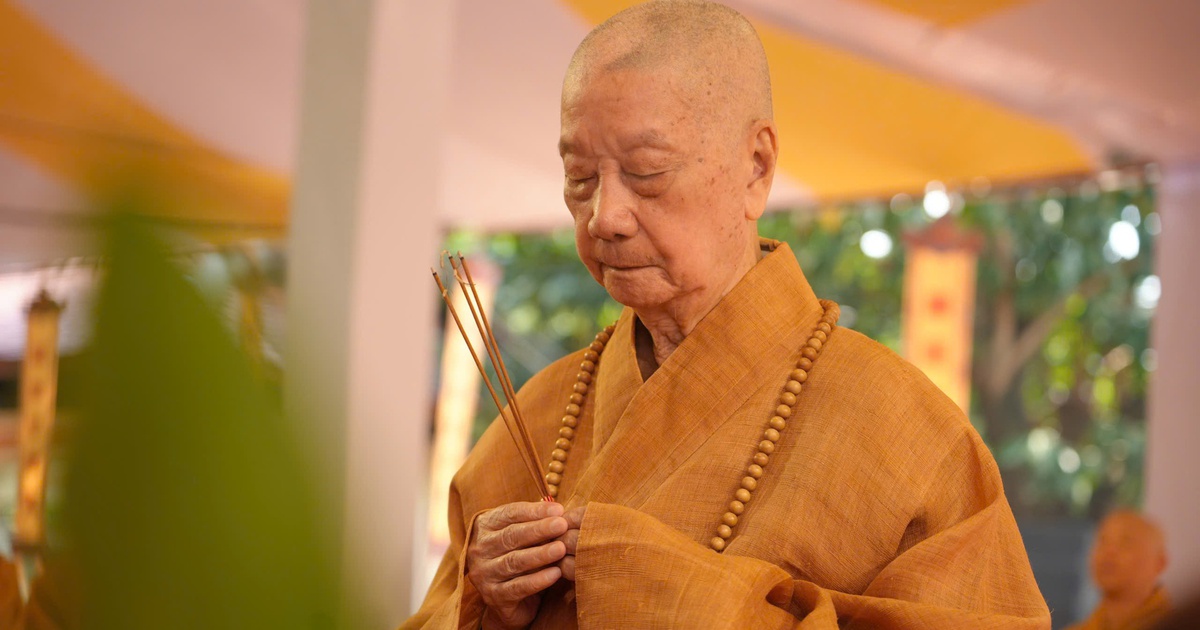 Đại lão hòa thượng Thích Trí Quảng cầu nguyện tại nghĩa trang Đô Thành cũ