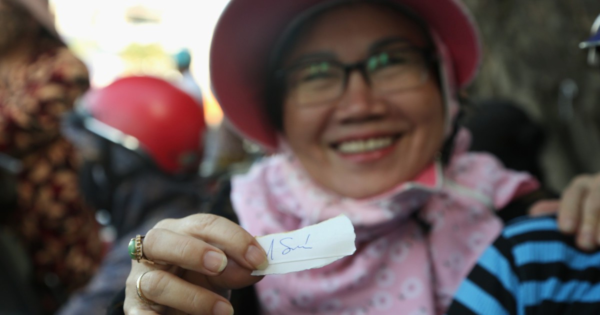 Mất điện sau bão: Chuyện phát 'tem phiếu' của bà Sáu khiến cả xóm ấm lòng