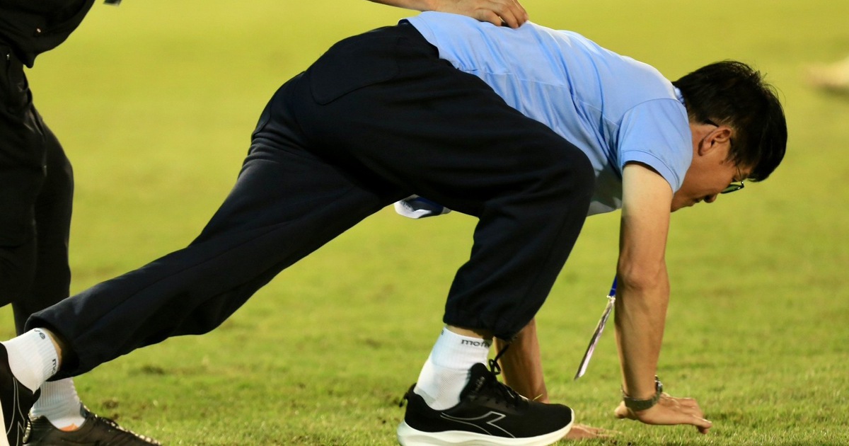 GĐKT Vũ Tiến Thành giải thích hành động bò dưới sân gây sốt, khi sao HAGL gỡ hòa nghẹt thở