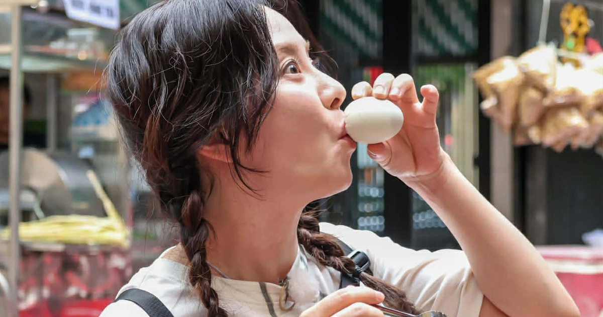 Song Ji Hyo thích thú ăn trứng vịt lộn, thử loạt món ngon ở Việt Nam