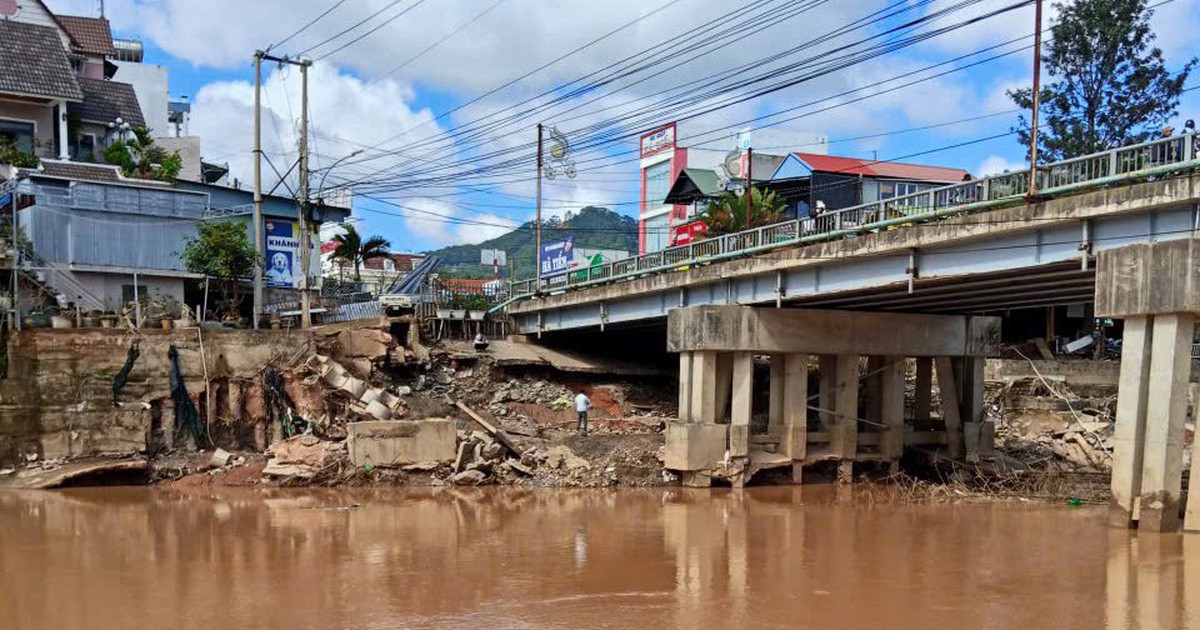 Sạt lở gần cầu Đơn Dương, di dời khẩn cấp 6 hộ dân