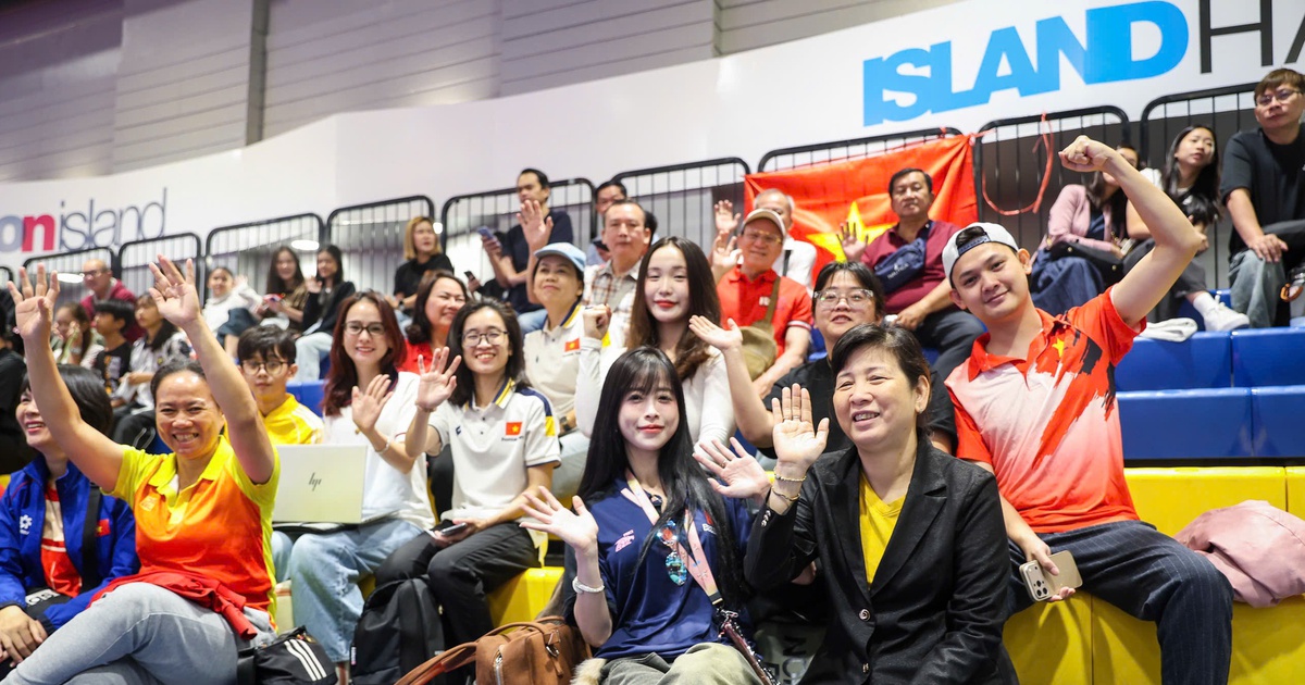 Châu Tuyết Vân đưa bố mẹ đến Bangkok cổ vũ taekwondo 'mở hàng' vàng SEA Games: Hồi hộp…