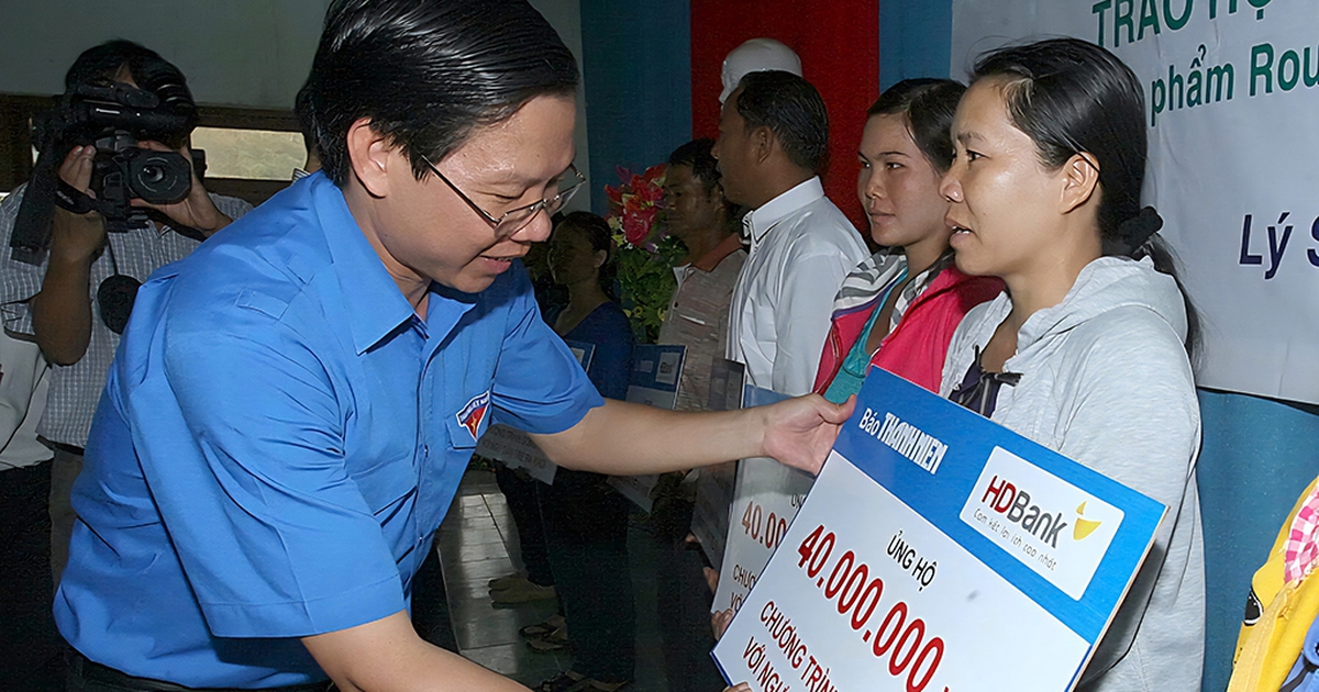 C&ugrave;ng ngư d&acirc;n trẻ ra khơi