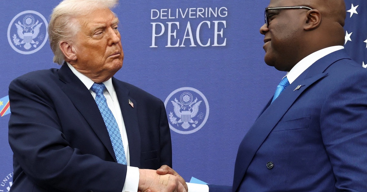 Tổng thống Trump bắt tay nhiều đến mức phải d&aacute;n băng c&aacute; nh&acirc;n?