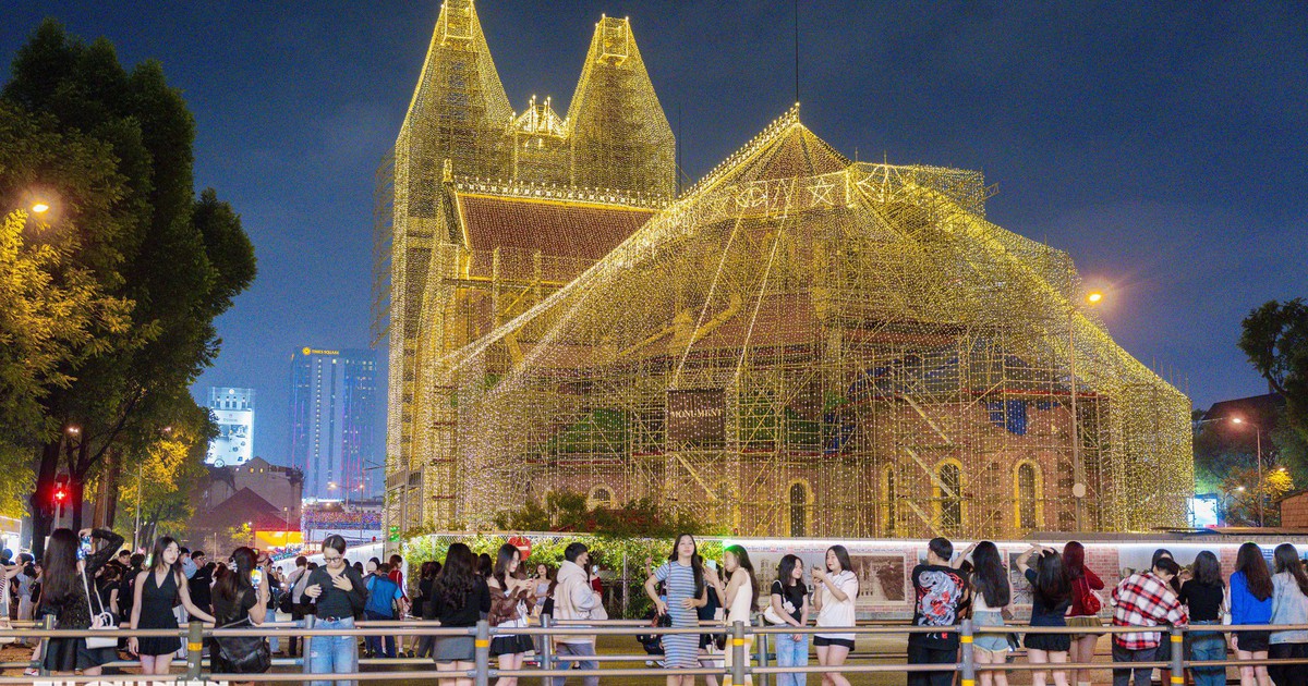 Nh&agrave; thờ Đức B&agrave; s&aacute;ng đ&egrave;n đến 2 giờ s&aacute;ng: Người d&acirc;n TP.HCM n&ocirc; nức check-in Gi&aacute;ng sinh