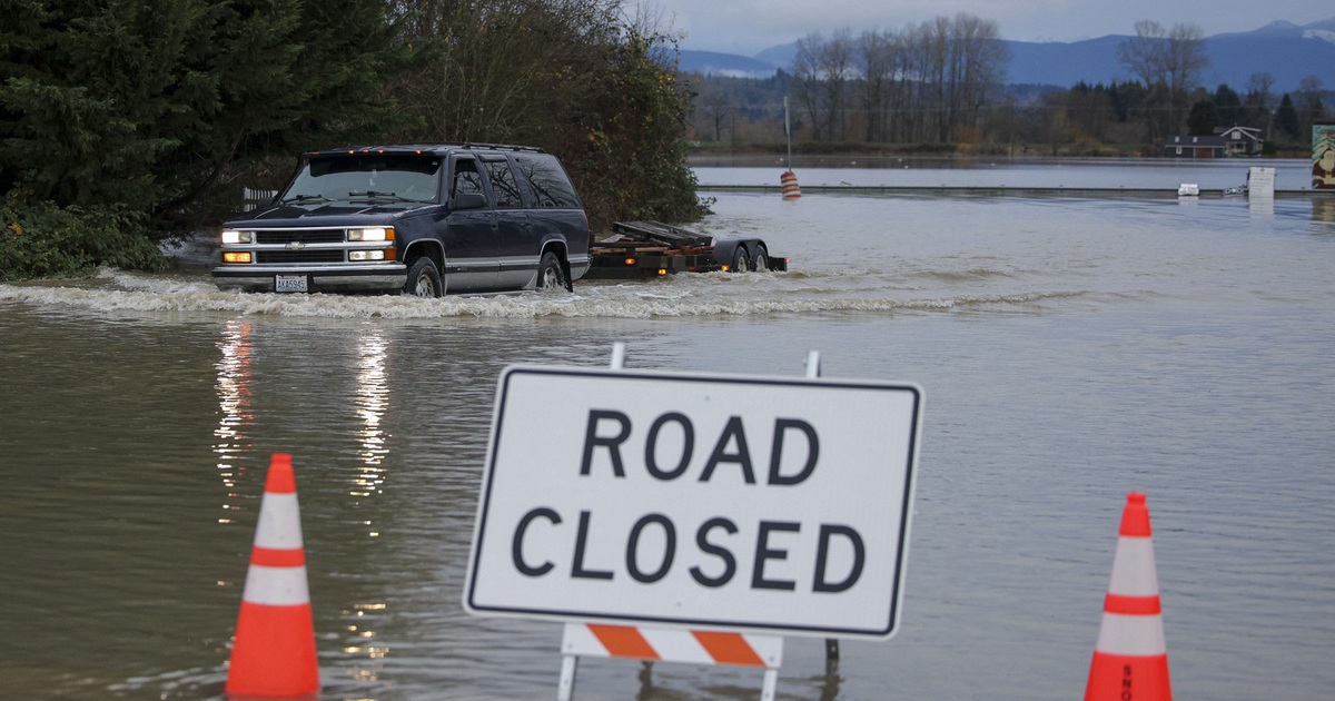 Mưa lớn g&acirc;y lũ lụt, s&ocirc;ng vỡ bờ ở Mỹ, Canada