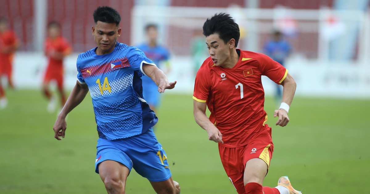 Đình Bắc gây khó chịu, hậu vệ Philippines theo kèm đến mức chấn thương: Xứng danh MVP