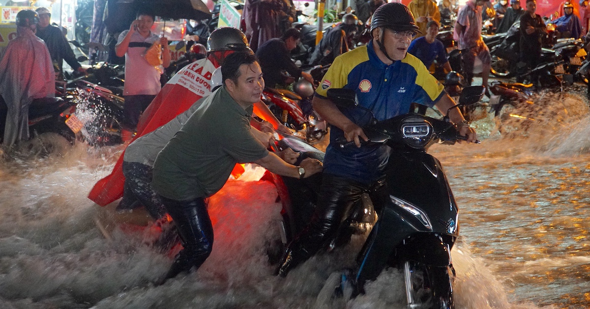 Mưa lớn, triều cường l&agrave; ngập: 23 tuyến đường ở TP.HCM thường xuy&ecirc;n 'ch&igrave;m trong nước'