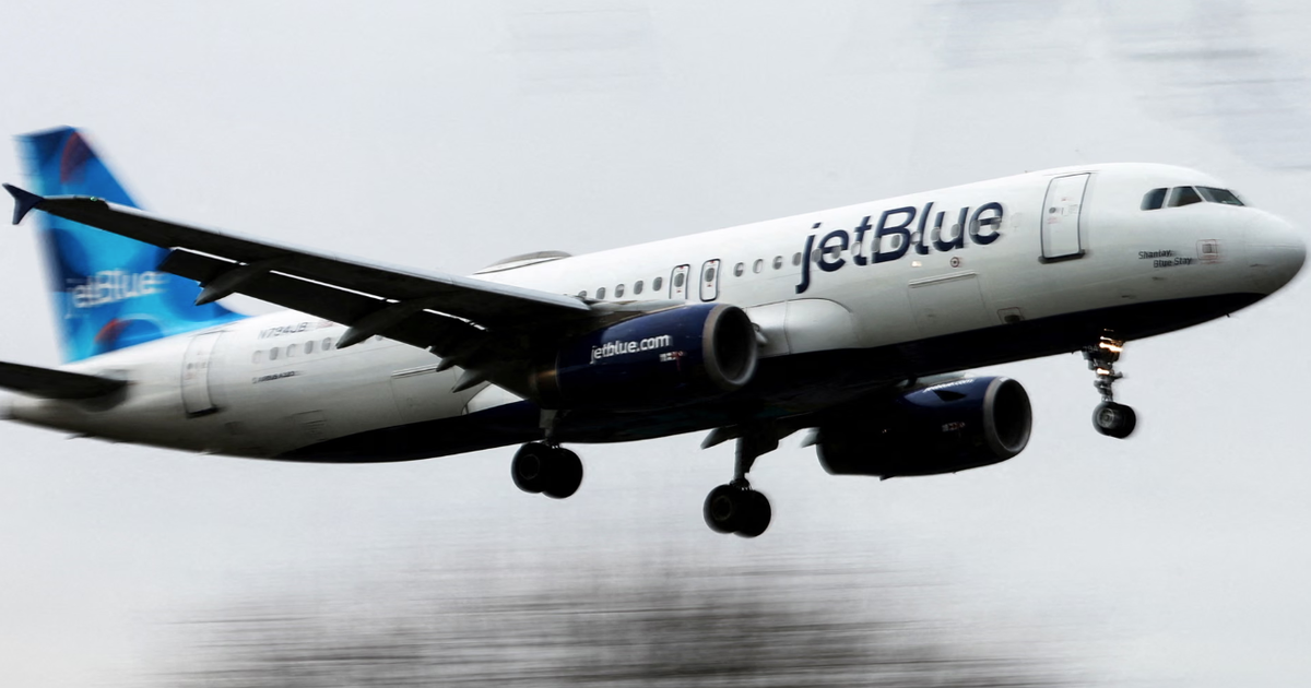 M&aacute;y bay chở kh&aacute;ch su&yacute;t va chạm m&aacute;y bay qu&acirc;n sự Mỹ gần Venezuela