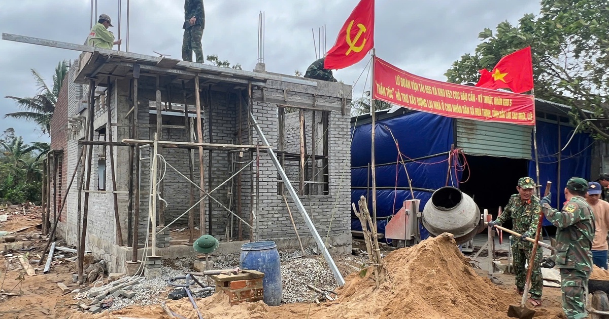 Dầm mưa, ăn ở tại c&ocirc;ng trường: Bộ đội 'thần tốc' x&acirc;y nh&agrave; cho d&acirc;n kịp tết 2026