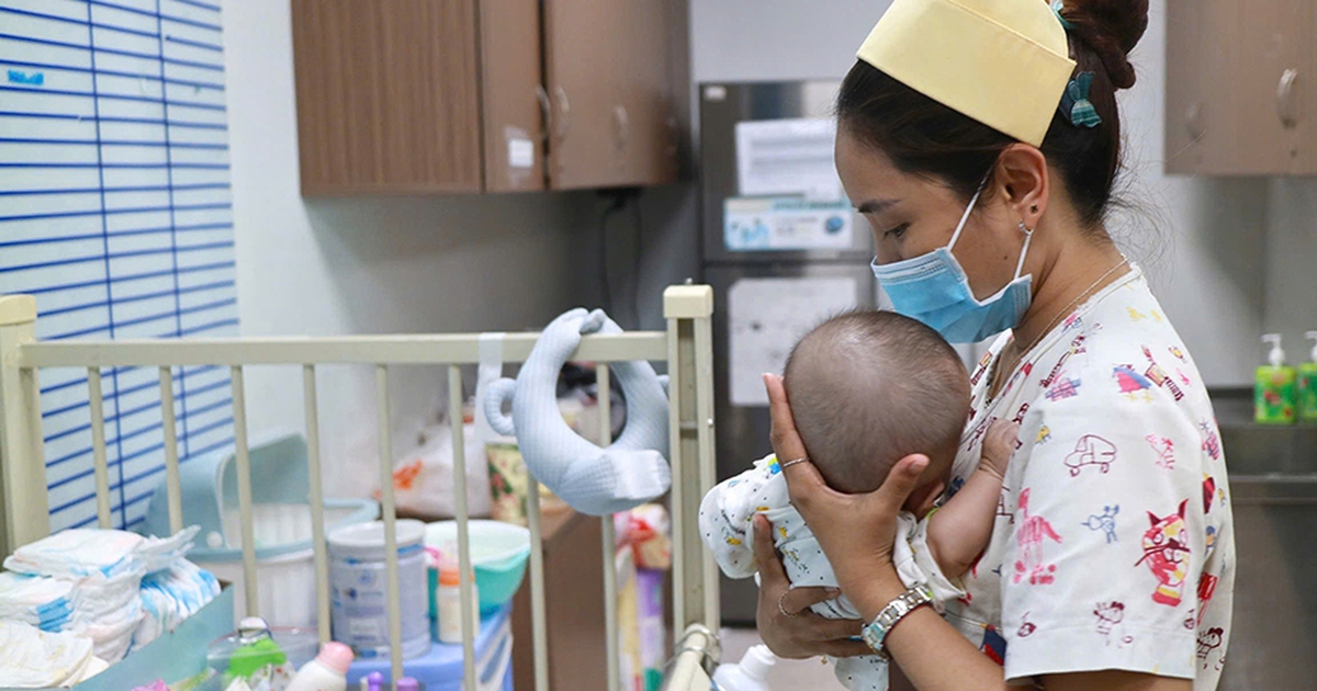 Em b&eacute; bị bỏ lại bệnh viện th&agrave;nh 'con chung' của cả khoa